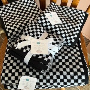 Black and white checkered bath towel set
